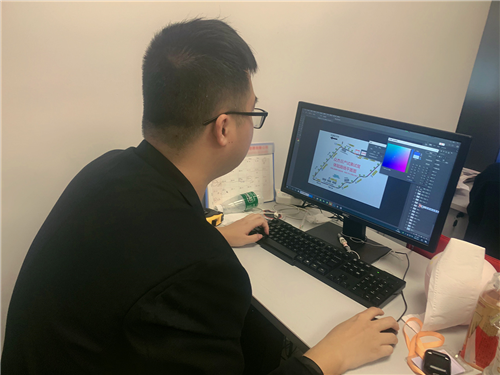 莫俊龙，16广告专业学生，东风日产众杰专营广告设计师。