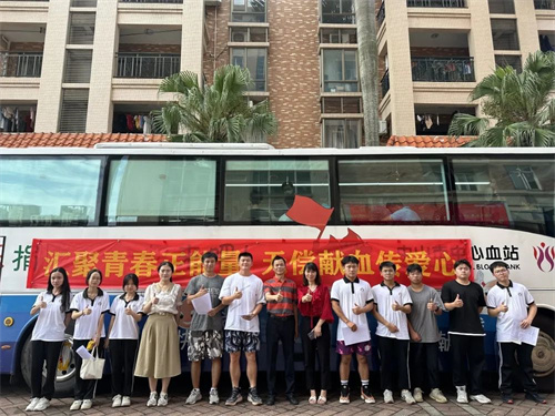汇聚青春正能量,无偿献血传爱心 | “献血车进校园”活动在我校顺利进行!