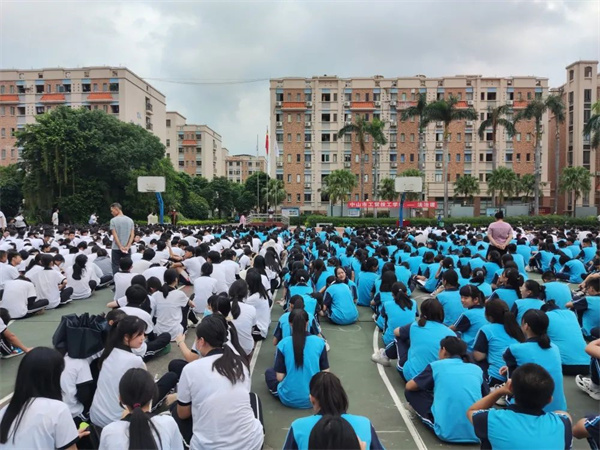 【法制讲座进校园,安全教育促成长】我校开展“法制进校园”校园普法知识讲座!