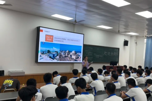匠心筑梦启新程｜我校开展2025级新生入学第一课“技能照亮前程，劳模工匠领航”主题活动