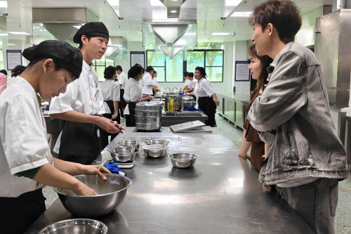 当家长走进实训课堂，这颗青团里藏着中山工贸最暖的家校情