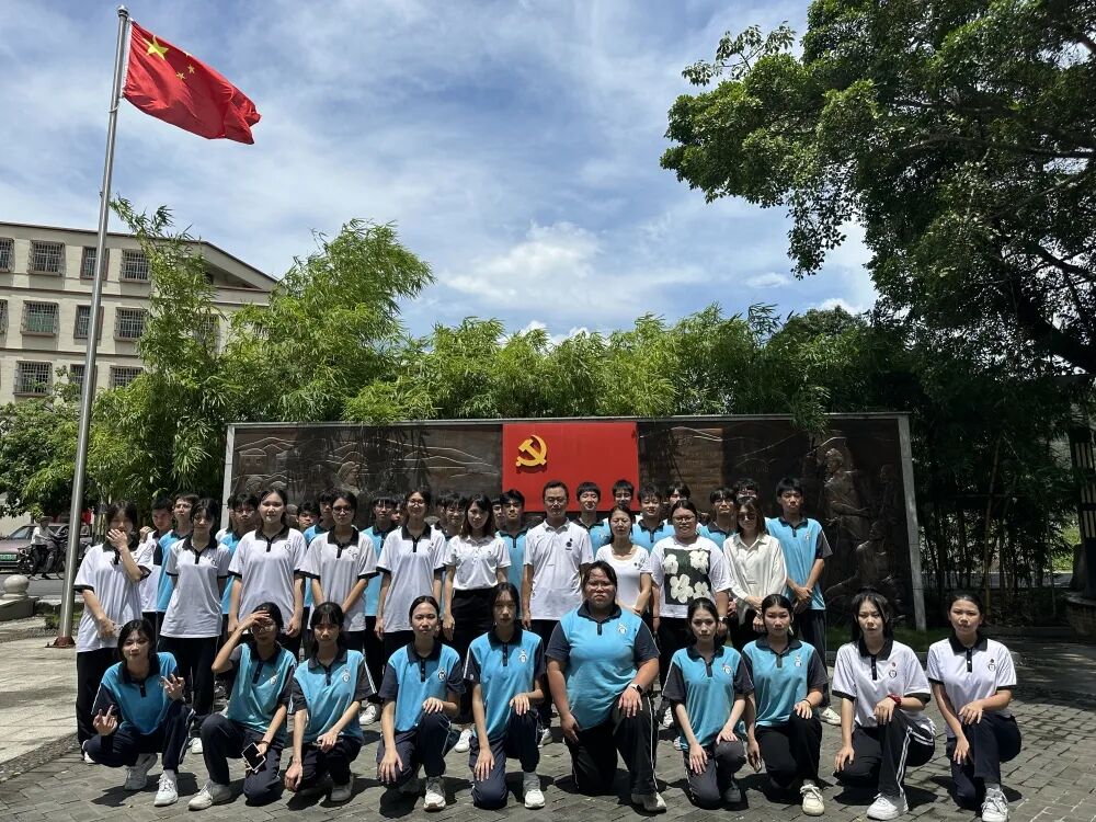 奏响入队入党入团“三部曲” ——板芙镇迎“七一”庆华诞活动