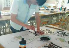 墨香四季书画社，同学练字兴趣浓