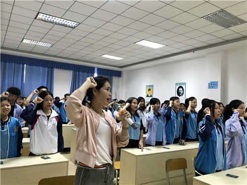 我校举行新团员入团仪式